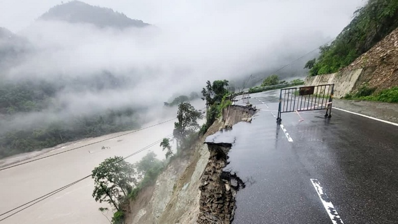 ধসের কারণে প্রায় ২৫ দিন ধরে বন্ধ পশ্চিম বাংলা এবং সিকিমের মধ্যে যোগাযোগের ১০ নম্বর জাতীয় সড়কে 